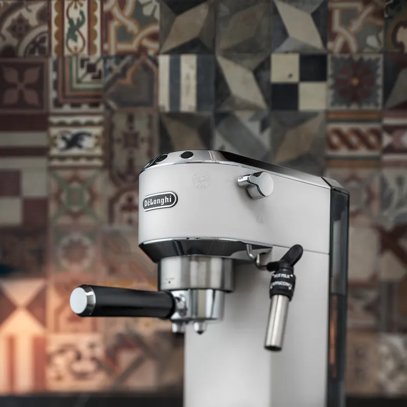 Кавоварка De'Longhi Dedica EC685.W