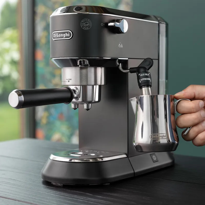 Кавоварка De'Longhi Dedica EC685.BK